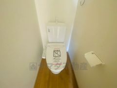 温水洗浄機付トイレです。節水機能もあるので、安心して使えますね。もちろん、1階2階の2ヶ所にトイレがあるので、忙しい朝にもゆとりができますね。