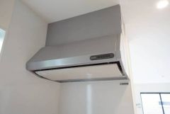 調理により発生する油煙や臭いを吸い込み、屋外へ排気してくれます。