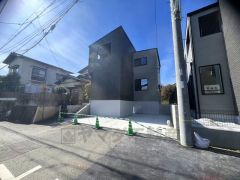 駐車スペースはゆとりある2台分を確保。マイカー用に、お客さま用に、余裕を持ってご利用いただけます。