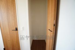 掃除機や扇風機などよく使う家電や日用品、備品などの収納に便利です。