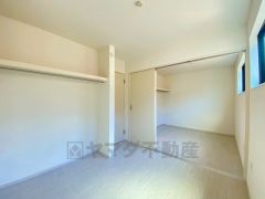 木目調のシンプルデザインで落ち着きと安らぎの空間に仕上げています。各部屋に収納が完備されているので、お荷物が多くなっても安心の設計です。