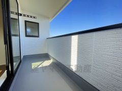 幅広のインナーバルコニーは洗濯物を守りやすく、眩しすぎる日差しも和らげます。 日当たり良好です。お洗濯物も気持ちよく干せそうです。