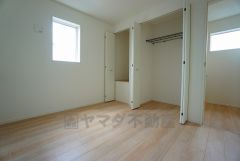 全居室にはたっぷり収納できる大型クローゼットを設置しています。窓には断熱性・保温性にすぐれ、省エネ効果のあるペアガラスを採用。冬には結露を防止します。