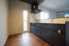 対面式カウンターキッチンでお子様の様子が見守れます。カウンタートップは耐熱性に優れており、日ごろのお掃除もふき取るだけでＯＫ。ステンレスシンクも簡単にお掃除できますよ。