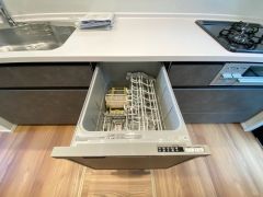家事の時間が短縮できる食器洗浄乾燥機付。後片付けもラクラクです。 食器を洗う手間が減るので家族とのコミュニケーションの時間や自分の時間が増えますね。