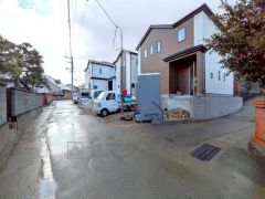 前面道路は北側約3.7ｍ。角地で陽当たり風通し良好＾＾設備仕様も充実した新築戸建です。