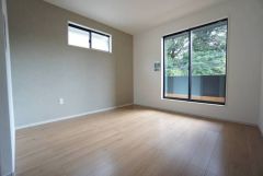 主寝室としてお使いいただけそうなこちらのお部屋は、日当たりが良く、爽やかな風を感じて起きる朝は、快適生活の始まりに。