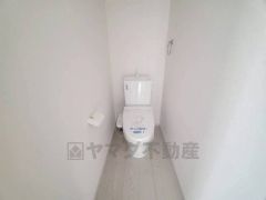 温水洗浄機付トイレです。節水機能もあるので、安心して使えますね。もちろん、1階2階の2ヶ所にトイレがあるので、忙しい朝にもゆとりができますね。