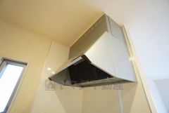 調理により発生する油煙や臭いを吸い込み、屋外へ排気してくれます。