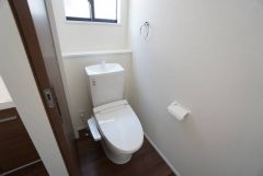 温水洗浄機付トイレです。節水機能もあるので、安心して使えますね。もちろん、1階2階の2ヶ所にトイレがあるので、忙しい朝にもゆとりができますね。
