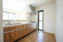 対面式カウンターキッチンでお子様の様子が見守れます。カウンタートップは耐熱性に優れており、日ごろのお掃除もふき取るだけでＯＫ。ステンレスシンクも簡単にお掃除できますよ。