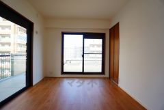 明るい洋室です。ナチュラル色のフローリングで開放的な優しい雰囲気になっています＾＾ベッドや机、ＴＶを置いてもゆとりのある広さです。