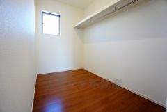 同仕様写真。FCL。各居室に入りきれなかった日用品のストック置き場に便利です。