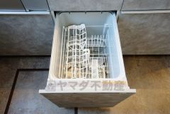 同仕様写真。家事の時間が短縮できる食器洗浄乾燥機付。後片付けもラクラクです。 食器を洗う手間が減るので家族とのコミュニケーションの時間や自分の時間が増えますね。