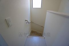 小さなお子様やご高齢の方でも安心できる、手すり付き階段。段差も低めで設定されており、安全性にも優れています。