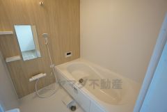 1坪サイズの浴室は、足をのばしてリラックスできます。浴室乾燥機付きなので、雨の日も気にせず洗濯物が干せます。