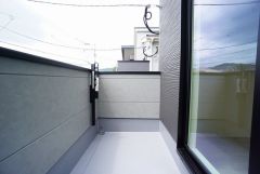 お洗濯物を干すスペースとしても十分な広さがあります。  お天気の良い日はお洗濯物がよく乾きそうな日当たり良好のバルコニーです＾＾
