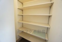 シューズインクローゼットも完備されており、玄関収納も問題ありません。棚の上にお花など飾ってインテリアも楽しめますね。