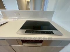 お手入れのしやすいIHクッキングヒーターです。 3口コンロなので、効率よくお料理が楽しめます。毎日のお料理も楽しくなりますね＾＾