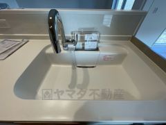 広々とした凸型シンクに洗剤ポケットを標準装備。大きなお鍋など洗いやすいです。洗剤や石鹸、スポンジもすっきりできる収納付き。