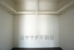 収納力豊富なウォークインクローゼット。洋服や小物などを1箇所にまとめて美しい収納を実現します。スーツケースのような大型の荷物も置けます＾＾