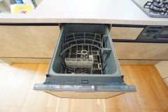 ビルトインタイプで、キッチンと同じカラーにすることにより一体感を持たせることができます。乾燥機能が備わっているため家事の時間が短縮できます。