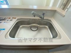 広々とした凸型シンクに洗剤ポケットを標準装備。大きなお鍋など洗いやすいです。洗剤や石鹸、スポンジもすっきりできる収納付き。