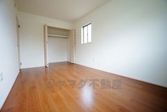 同仕様写真。全居室にはたっぷり収納できる大型クローゼットを設置しています。窓には断熱性・保温性にすぐれ、省エネ効果のあるペアガラスを採用。冬には結露を防止します。