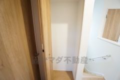 同仕様写真。2階の廊下にも収納を確保。各居室に入りきれなかった荷物や、2階で使用する日用品のストック置き場に便利です。