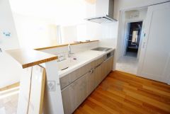 対面式カウンターキッチンでお子様の様子が見守れます。カウンタートップは耐熱性に優れており、日ごろのお掃除もふき取るだけでＯＫ。ステンレスシンクも簡単にお掃除できますよ。