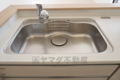 同仕様写真。広々とした凸型シンクに洗剤ポケットを標準装備。大きなお鍋など洗いやすいです。洗剤や石鹸、スポンジもすっきりできる収納付き。