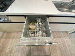 家事の時間が短縮できる食器洗浄乾燥機付。後片付けもラクラクです。 食器を洗う手間が減るので家族とのコミュニケーションの時間や自分の時間が増えますね。