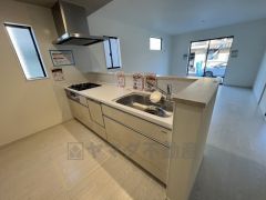 対面式カウンターキッチンでお子様の様子が見守れます。カウンタートップは耐熱性に優れており、日ごろのお掃除もふき取るだけでＯＫ。ステンレスシンクも簡単にお掃除できますよ。