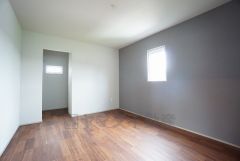 住む人のこだわりを活かす洋室＾＾日当たりがよく、寝室としての利用もおすすめ。広めのクローゼットもあり荷物もすっきり片付けれ、ゆとりのある暮らしが出来ます＾＾