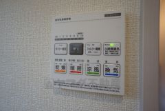 雨の日の洗濯も安心できる浴室暖房乾燥機付き浴室。 浴室暖房乾燥機には、暖房、乾燥、涼風、換気の4つの機能が付いています。タイマー付きです。