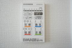 雨の日の洗濯も安心できる浴室暖房乾燥機付き浴室。リモコンで操作もボタン1つで簡単。 浴室暖房乾燥機には、暖房、乾燥、涼風、換気の4つの機能が付いています。タイマー付きです。