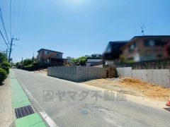前面道路含む現地外観写真。 カースペースはゆとりのある停めやすい並列駐車3台駐車できます＾＾ お気軽にお問い合わせください＾＾