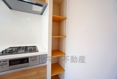 キッチン横の棚。日用品や食品のストック場所として活躍できます。