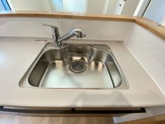 広々とした凸型シンクに洗剤ポケットを標準装備。大きなお鍋など洗いやすいです。洗剤や石鹸、スポンジもすっきりできる収納付き。