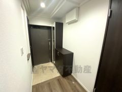 たっぷり収納できるシューズボックスです。家族全員の靴がきれいに整頓できます。棚の上にお花や写真を飾っても良いですね。