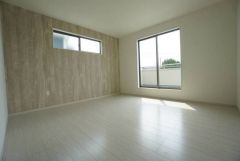 住む人のこだわりを活かす洋室＾＾日当たりがよく、寝室としての利用もおすすめ。広めのクローゼットもあり荷物もすっきり片付けれ、ゆとりのある暮らしが出来ます＾＾