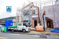 コンビニまで徒歩6分。スーパーまで徒歩13分。ドラッグストアまで徒歩12分。