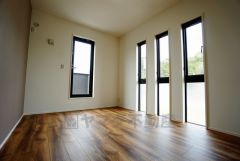 同仕様写真。2面採光を確保した明るい室内は、風通しも良く、大変居心地の良い空間となっております。爽やかな風を感じて起きる朝は、快適生活の始まりに。
