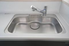 広々とした凸型シンクに洗剤ポケットを標準装備。大きなお鍋など洗いやすいです。洗剤や石鹸、スポンジもすっきりできる収納付き。