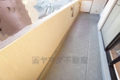 陽当たりの良い南東向きのバルコニーです。洗濯物も良く乾きますよ＾＾ 足元は防水工事施工済です。