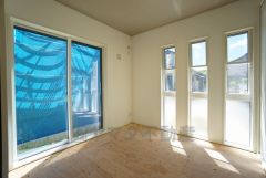 リビングからの続き間として和室をご用意しました。普段はリビングとつなげて開放的なスペースとして。来客時には客間としてお使いいただけます。