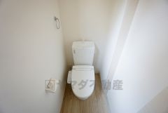 同仕様写真。温水洗浄機付トイレです。節水機能もあるので、安心して使えますね。もちろん、1階2階の2ヶ所にトイレがあるので、忙しい朝にもゆとりができますね。