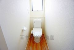 温水洗浄機付トイレです。節水機能もあるので、安心して使えますね。もちろん、1階2階の2ヶ所にトイレがあるので、忙しい朝にもゆとりができますね。