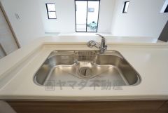 大きな鍋などもラクラク洗えるワイドサイズを採用。排水口が奥なので水の流れもスムーズです。浄水器内蔵型シャワー水栓つき。