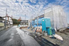 前面道路は南西側約5.04ｍ、南東側約6.07ｍ。前面道路は車通りも少なく、安全性も確保。